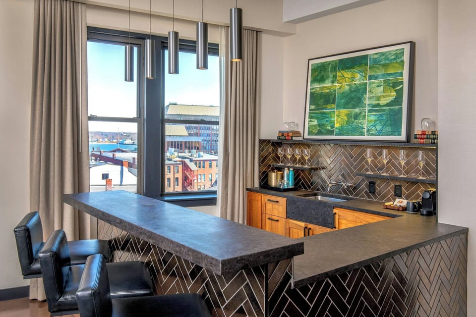 Royal Suite, 1 Bedroom | Bar (on property) | 2 bars/lounges