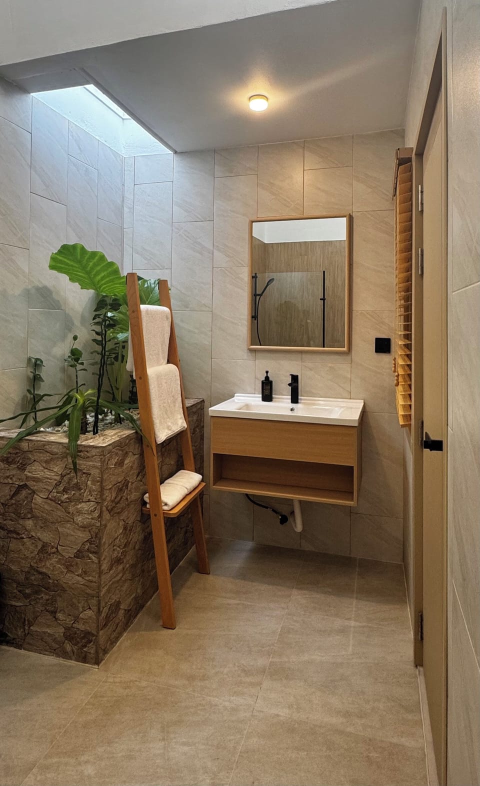 Executive Double Room | Bathroom | Shower, hair dryer, soap, toilet paper