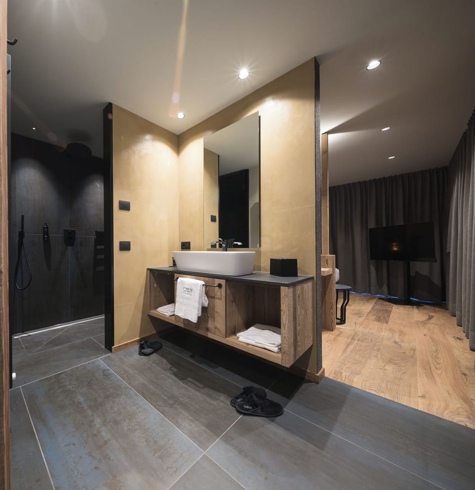 Luxury Studio Suite, Mountain View | Bathroom | Shower, rainfall showerhead, eco-friendly toiletries, hair dryer