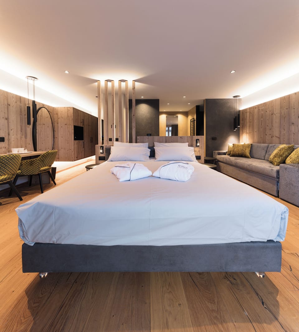 Luxury Studio Suite, Mountain View | Premium bedding, down comforters, memory foam beds, minibar