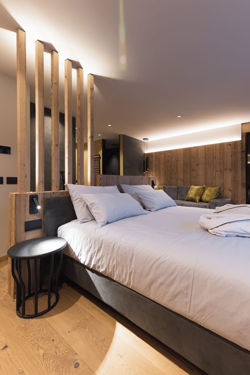 Luxury Studio Suite, Mountain View | Premium bedding, down comforters, memory foam beds, minibar