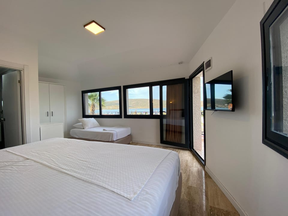 Free minibar items, laptop workspace, soundproofing, bed sheets