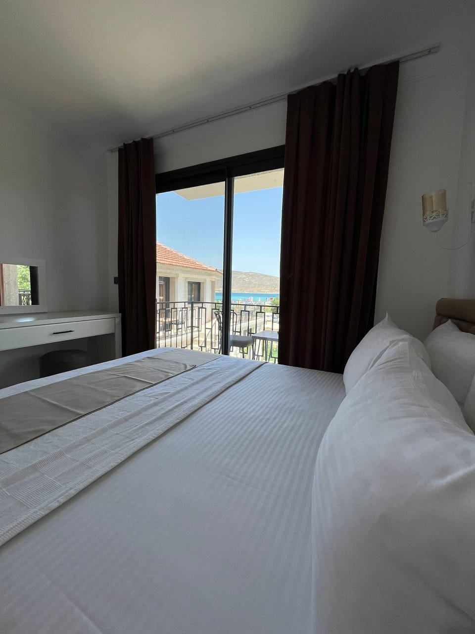 Free minibar items, laptop workspace, soundproofing, bed sheets