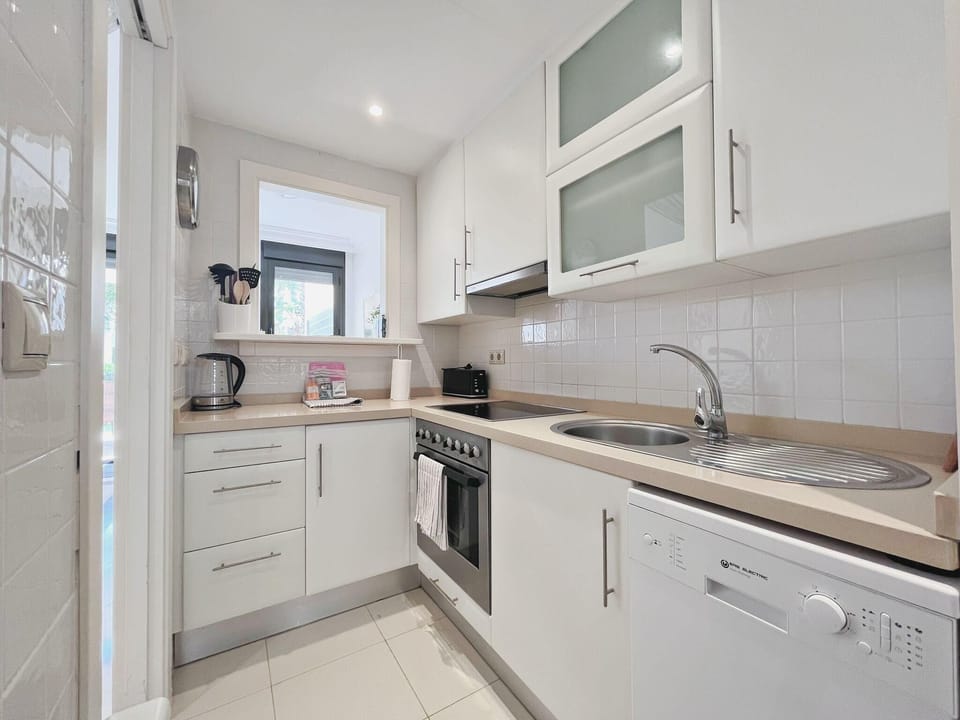 House | Private kitchen | Fridge, microwave, oven, stovetop