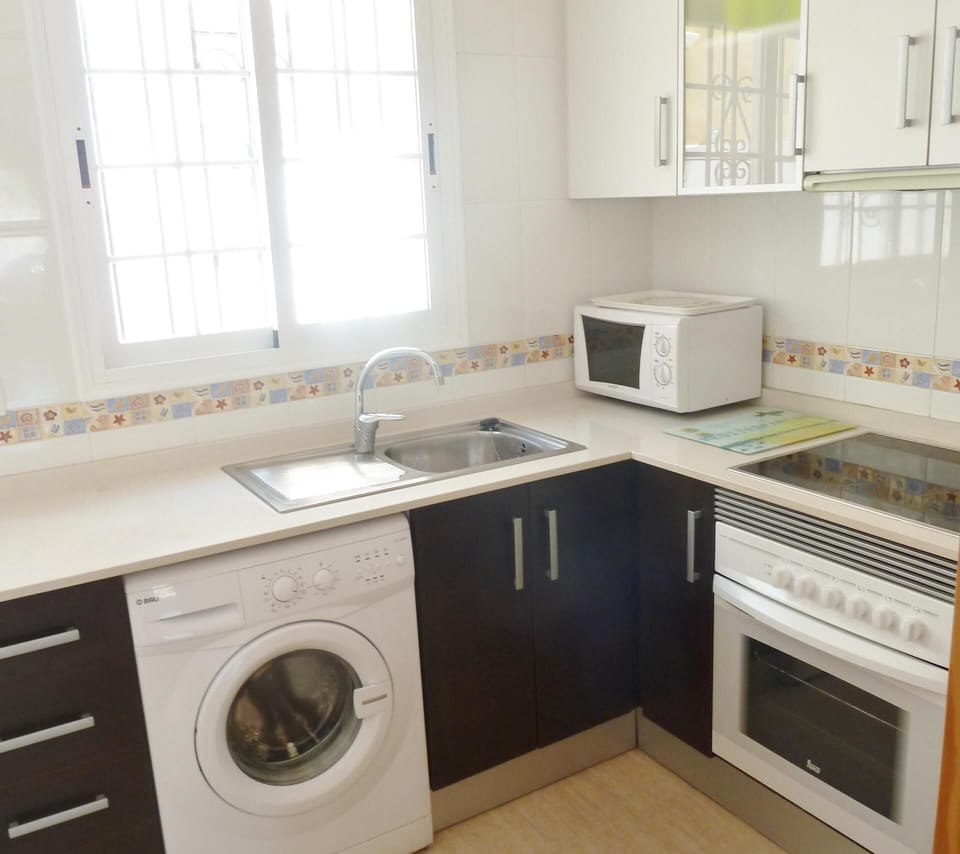 House | Private kitchen | Fridge, microwave, oven, stovetop