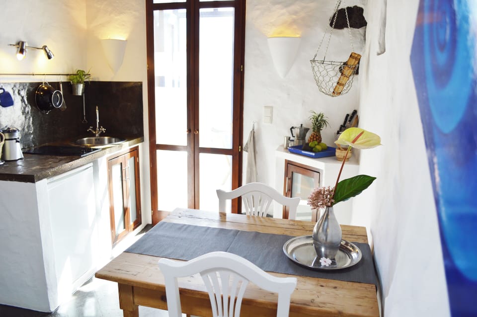 Studio | Private kitchen | Fridge, toaster, cookware/dishes/utensils