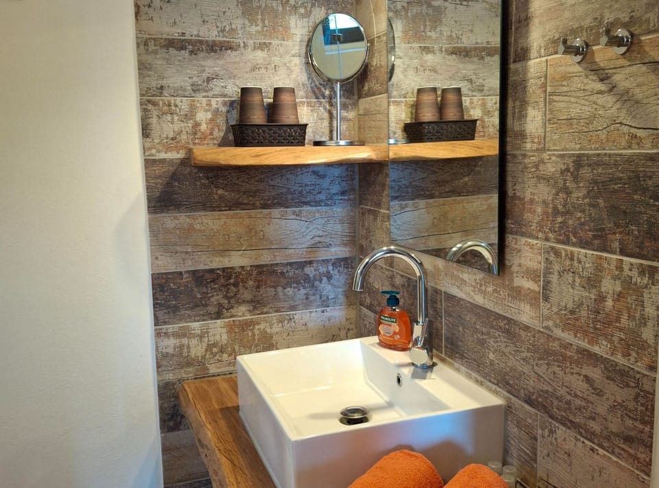 House (HH Nadira - Two Bedroom Apartment) | Bathroom | Shower, towels