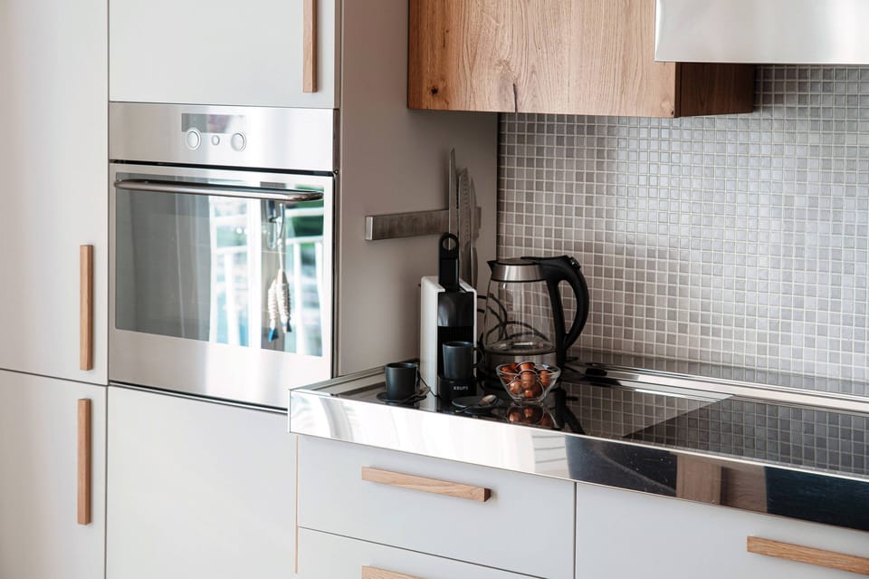 Apartment, Balcony, Lake View | Private kitchen | Full-size fridge, microwave, oven, stovetop