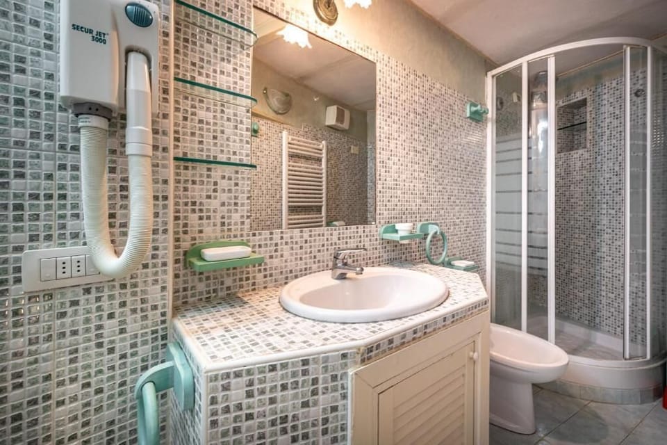 Shower, rainfall showerhead, free toiletries, hair dryer