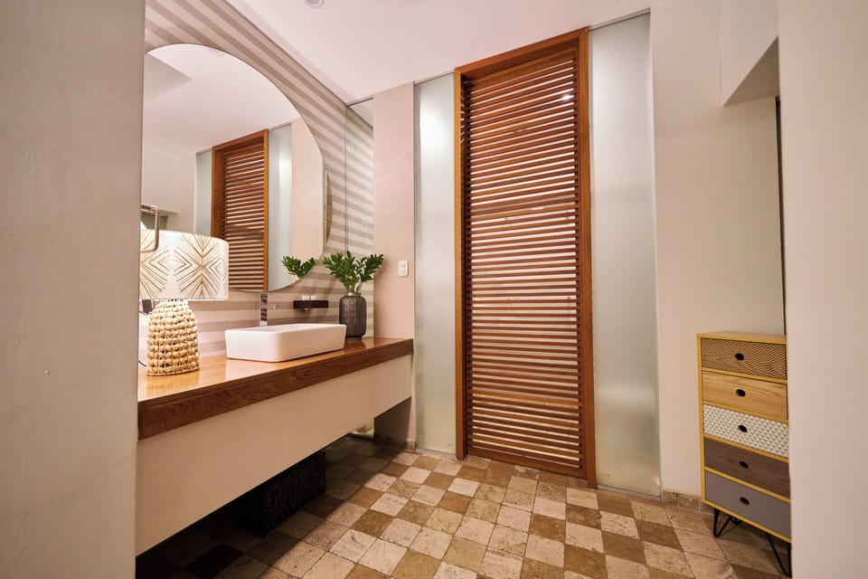 Comfort Single Room | Bathroom | Shower, hair dryer, towels, soap