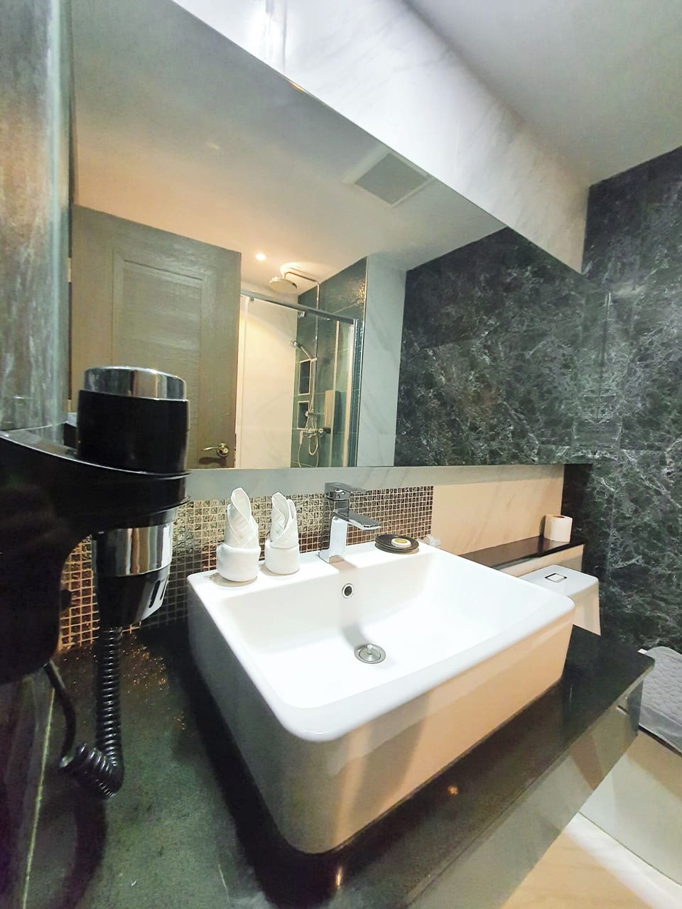 Superior Twin Room | Bathroom | Shower, slippers
