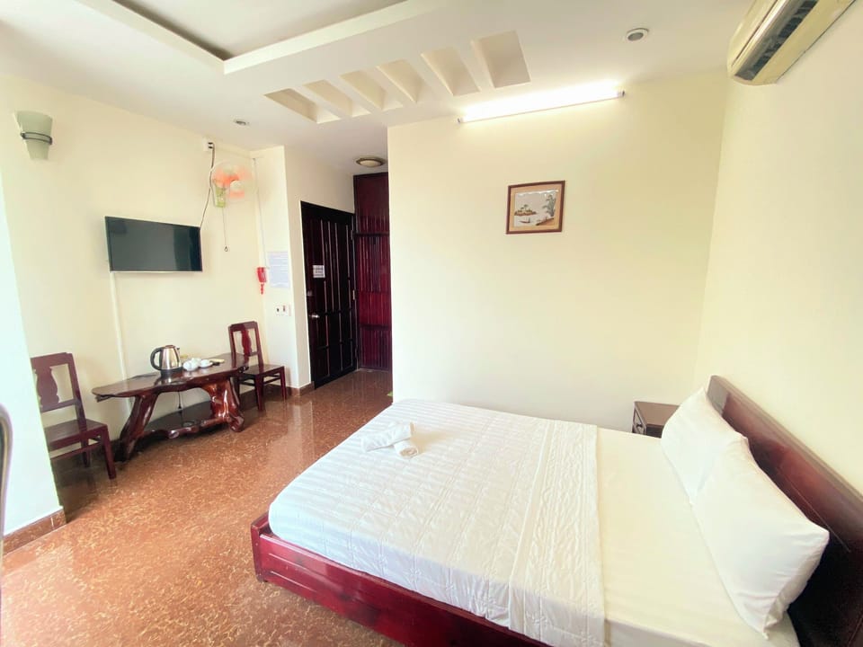 Basic Double Room | Premium bedding, pillowtop beds, minibar, blackout drapes