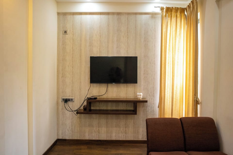Premier Apartment, Multiple Beds, Non Smoking, Kitchenette | Living area | TV