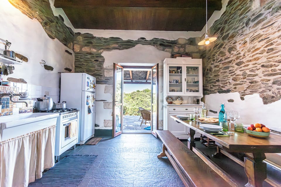 Fridge, oven, stovetop, coffee/tea maker