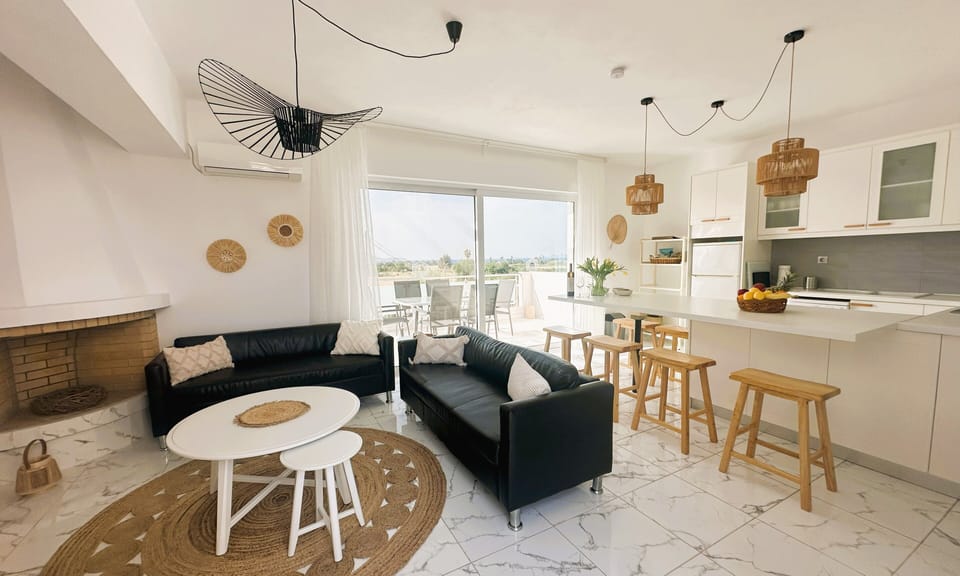 Villa, 4 Bedrooms, Smoking, Private Pool | Living room