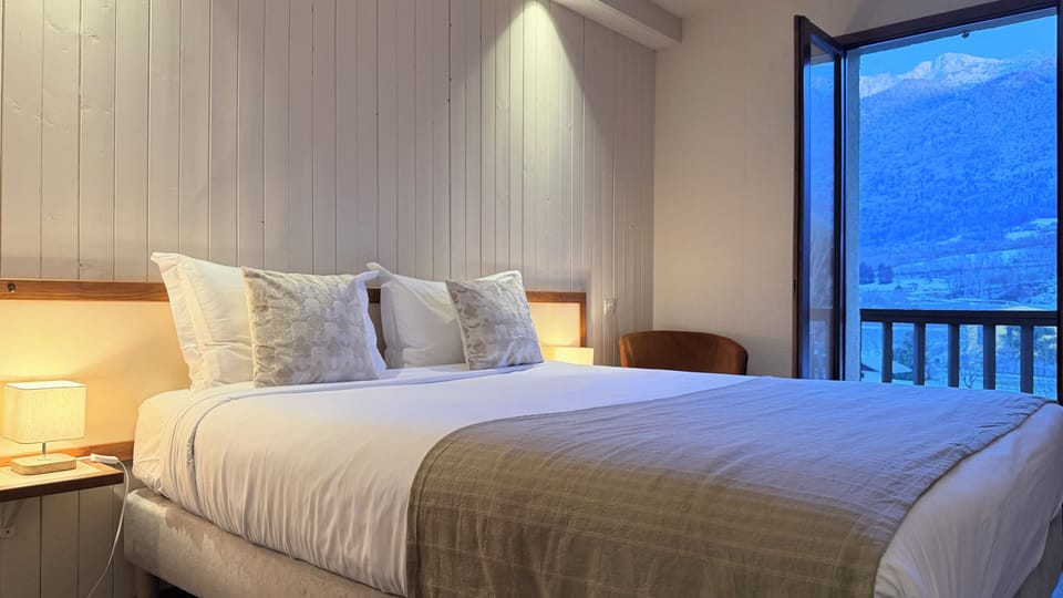 Comfort Double Room, 1 Queen Bed, Balcony, Mountain View | Pillowtop beds, desk, laptop workspace, soundproofing