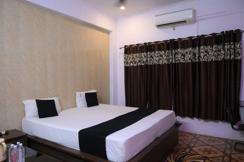 Superior Room, City View | Desk, laptop workspace, WiFi (free), bed sheets