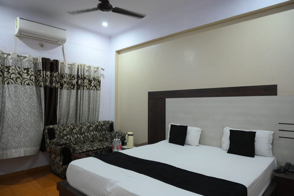 Superior Room, City View | Desk, laptop workspace, WiFi (free), bed sheets