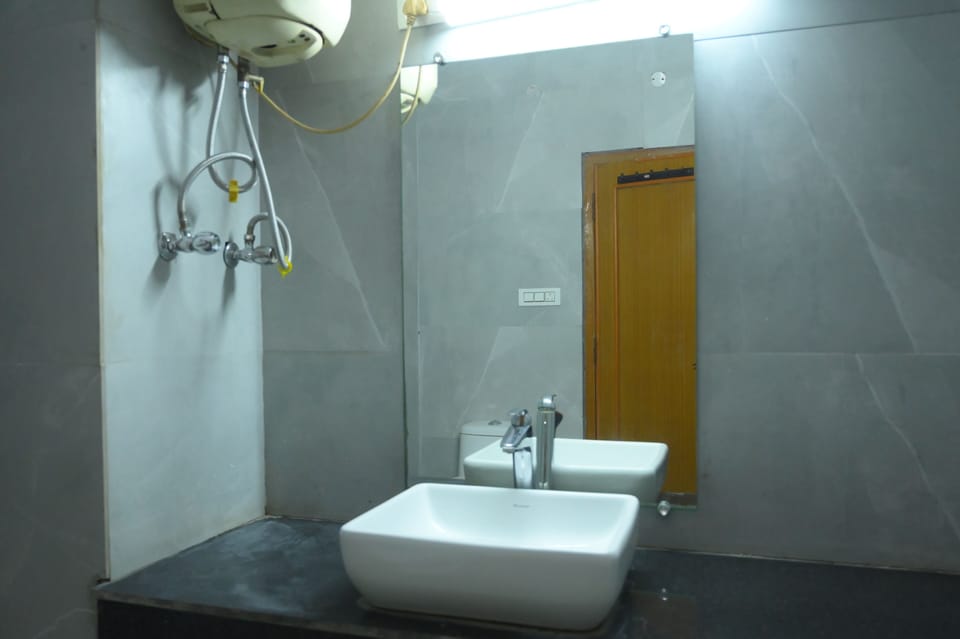 Luxury Room, City View | Bathroom | Shower, free toiletries, slippers, towels