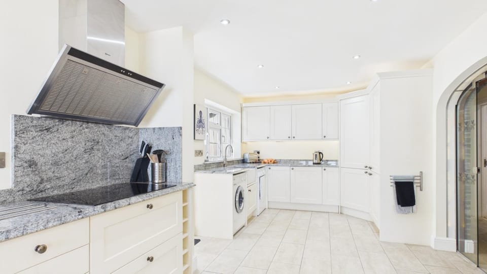 House (5 Bedrooms) | Private kitchen | Microwave, oven, stovetop, dishwasher