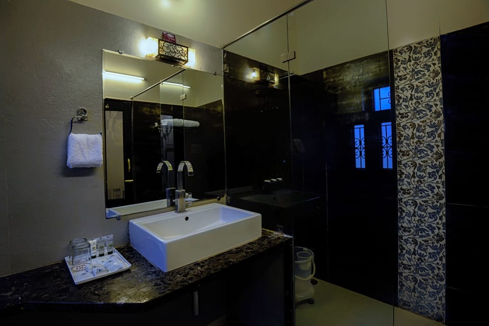 Deluxe Room, Garden View | Bathroom