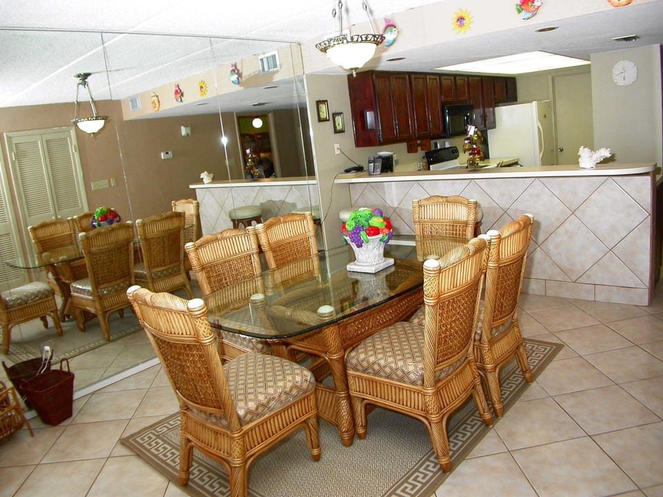 Condo, 2 Bedrooms, 2 Bathrooms, Beach View | In-room dining