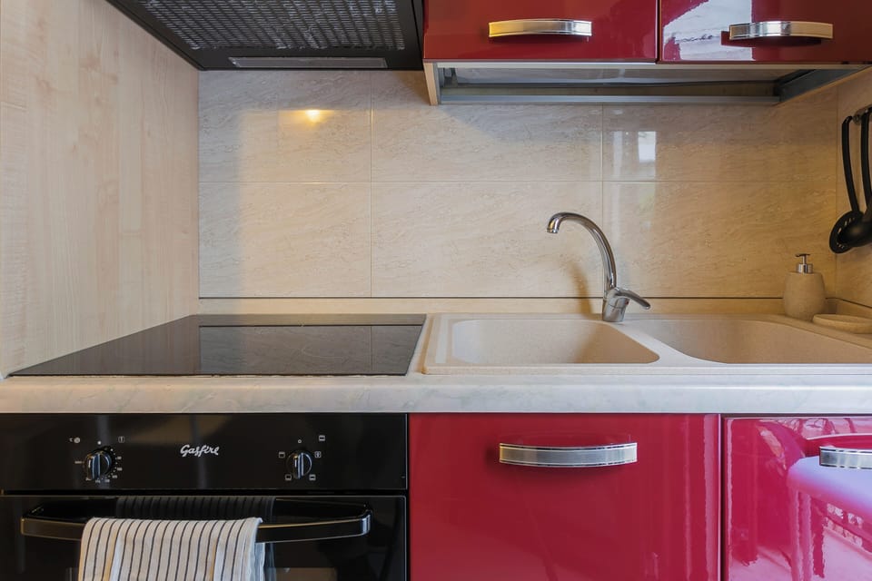 Apartment, City View | Private kitchen | Fridge, oven, stovetop, coffee/tea maker
