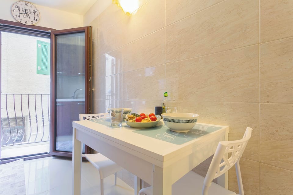 Apartment, City View | Dining room