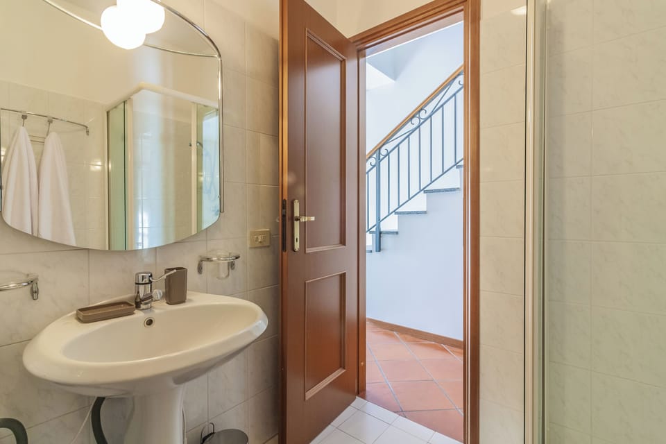 House | Bathroom | Hair dryer, towels, soap, shampoo