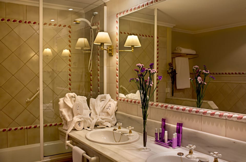 Junior Studio Suite | Bathroom | Free toiletries, hair dryer, bathrobes, bidet