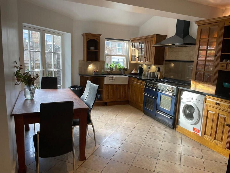House | Private kitchen | Fridge, microwave, oven, stovetop