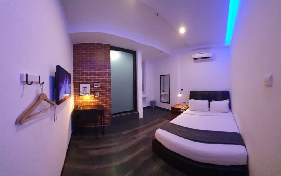 Premium Studio Suite, 1 Queen Bed, Non Smoking | In-room safe, blackout drapes, iron/ironing board, rollaway beds