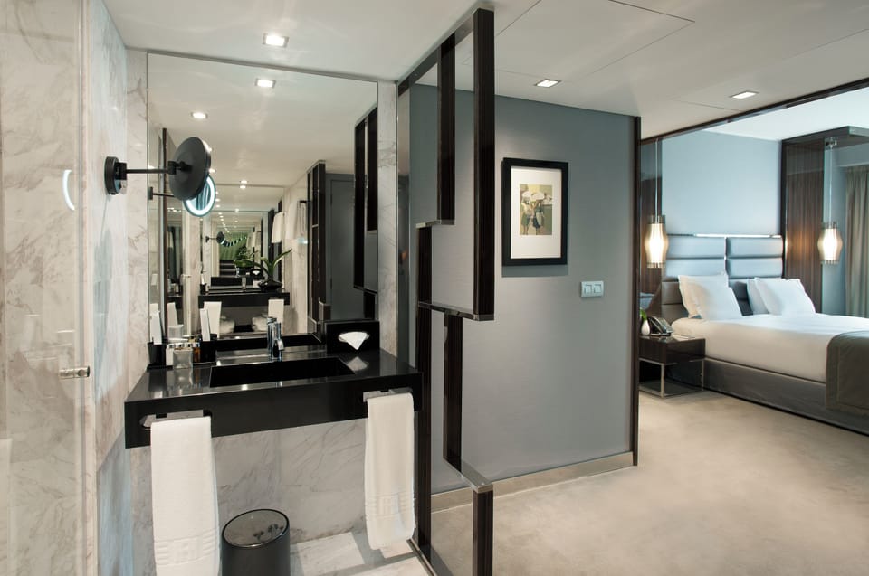 Family Suite | Minibar, in-room safe, desk, blackout drapes