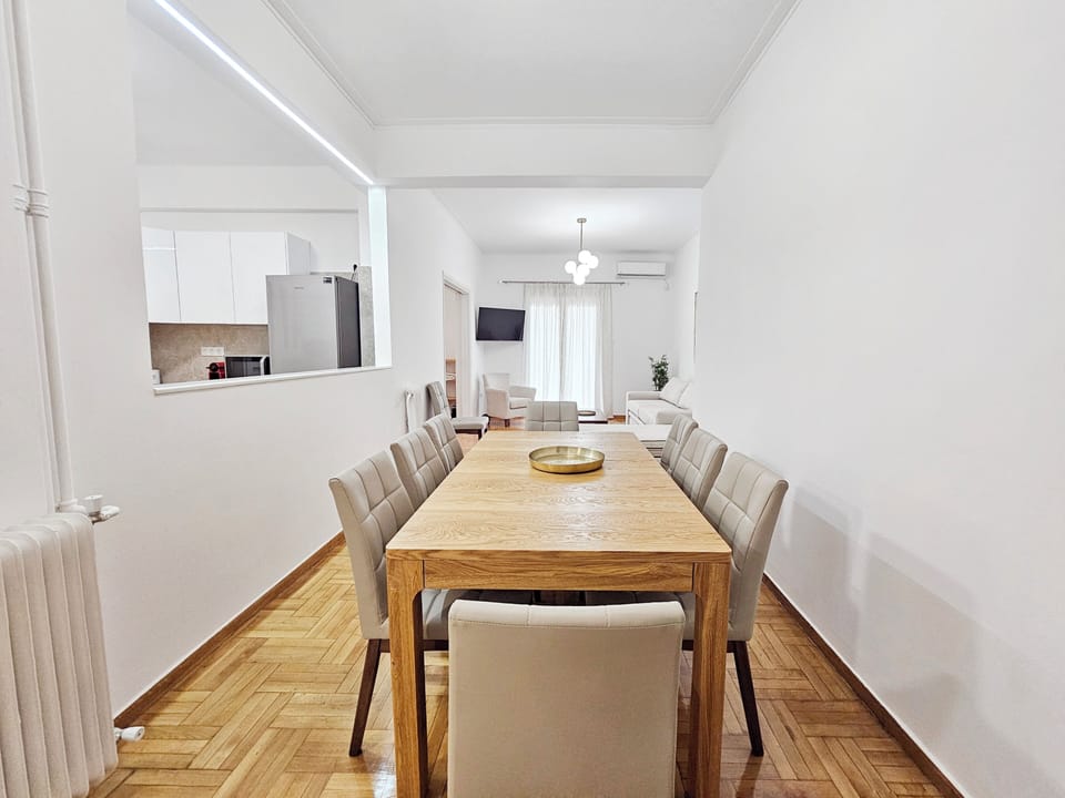 Superior Apartment, City View | In-room dining