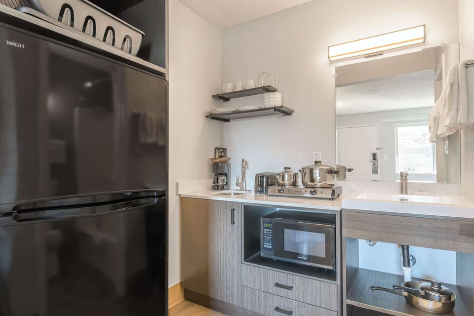 Mini-fridge, coffee/tea maker