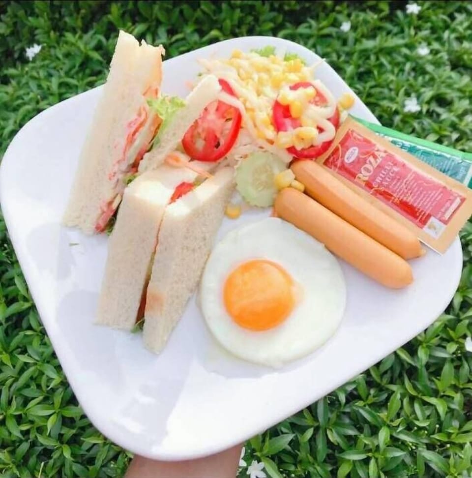 Daily buffet breakfast for a fee