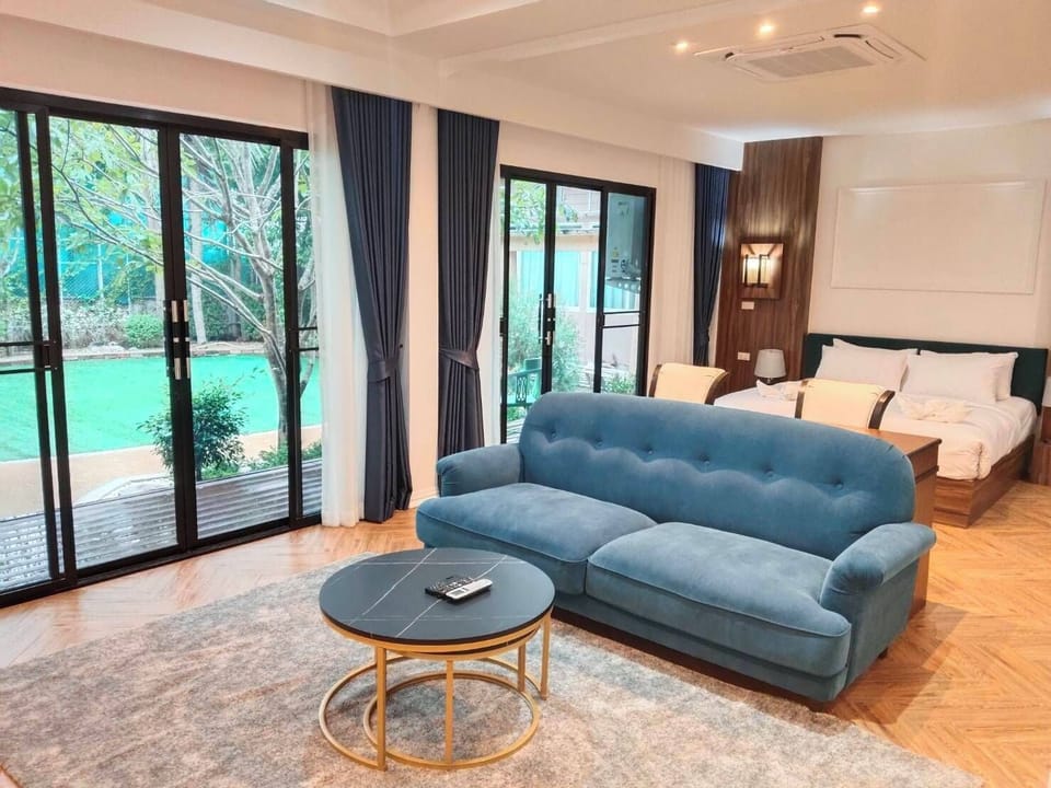 Luxury Studio | Minibar, desk, WiFi (free)