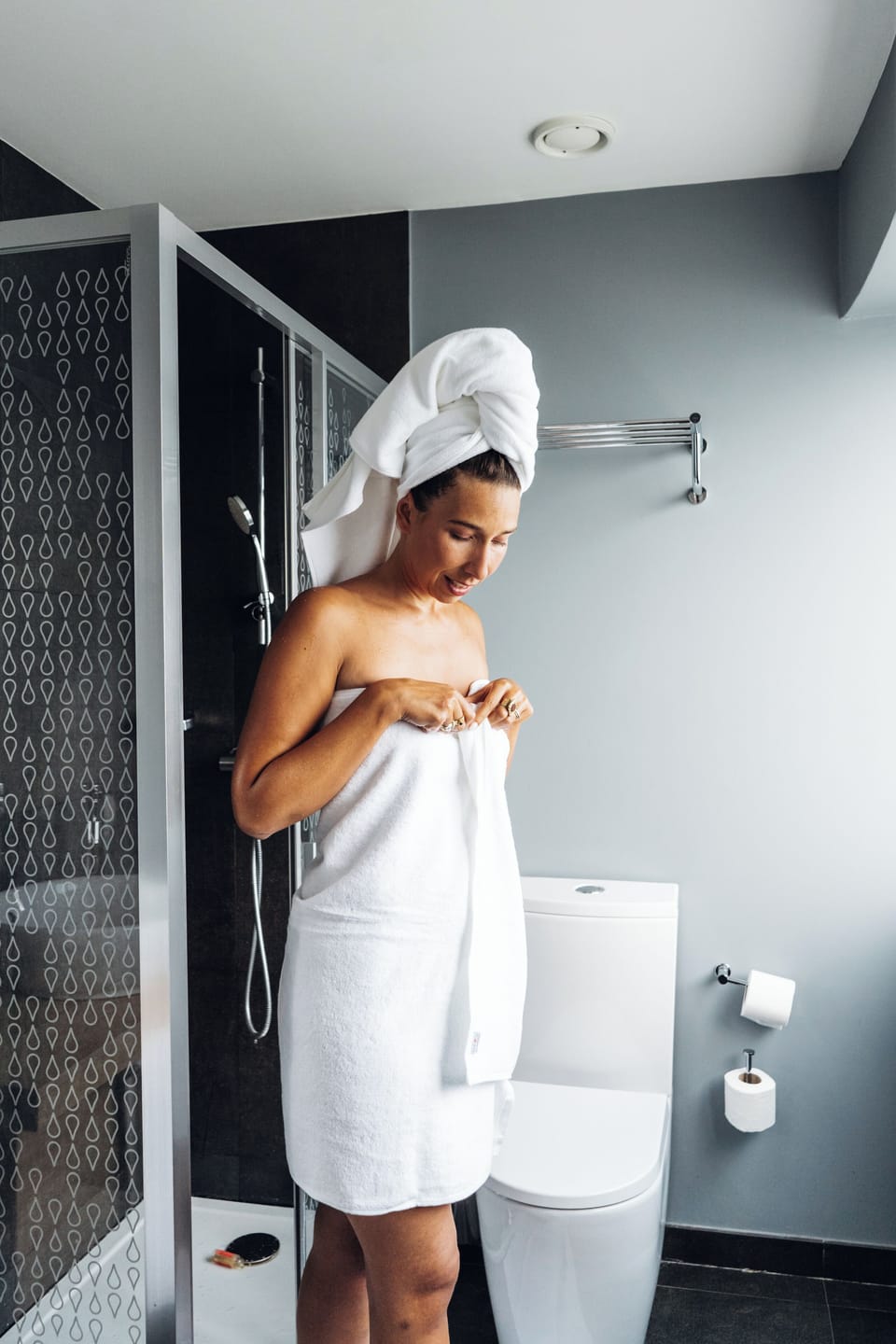 Shower, rainfall showerhead, free toiletries, hair dryer