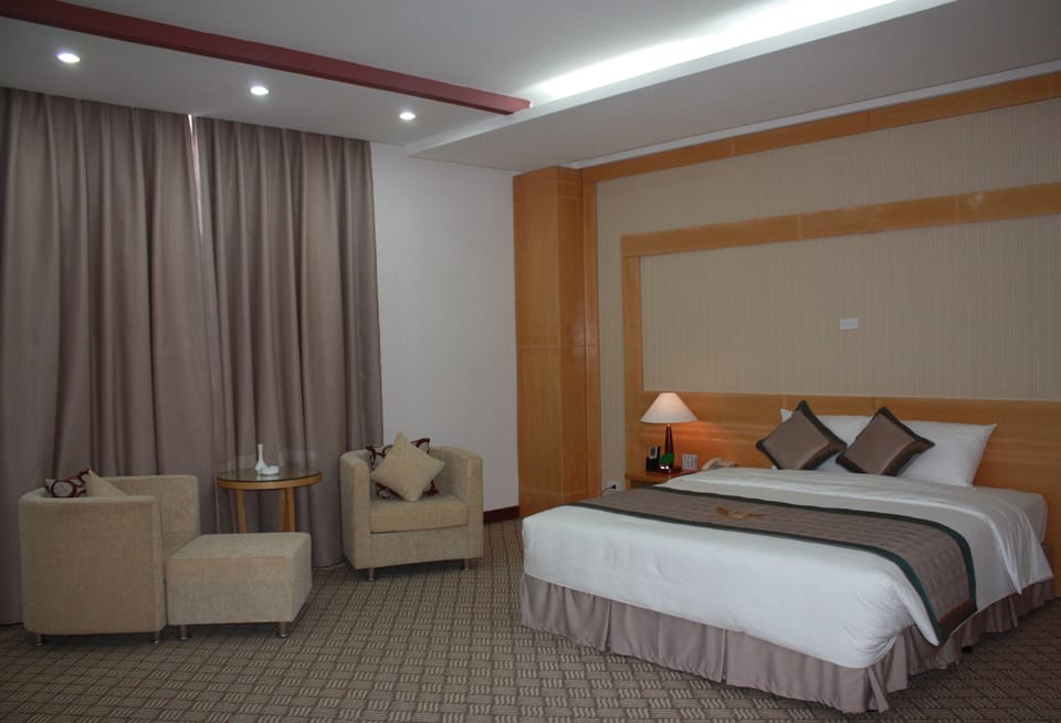 Executive Room | Minibar, in-room safe, individually furnished, desk