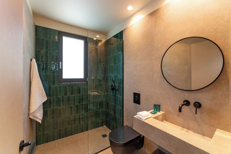 Signature Suite, 1 Bedroom | Bathroom | Shower, free toiletries, hair dryer, towels