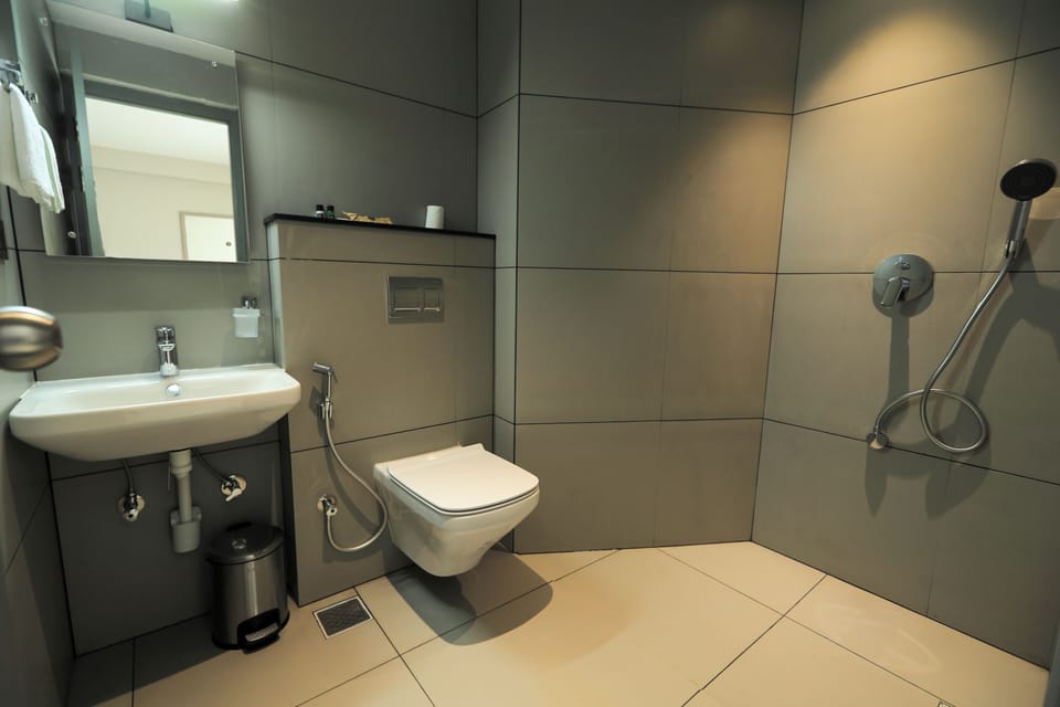 Club Room, 1 King Bed, City View | Bathroom | Shower, towels, soap, shampoo