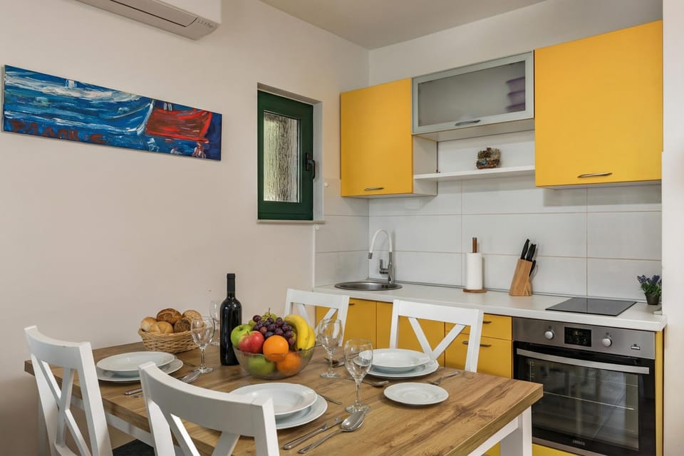 Family House, 2 Bedrooms, Microwave, Mountainside (Beachside House Lara) | Private kitchen