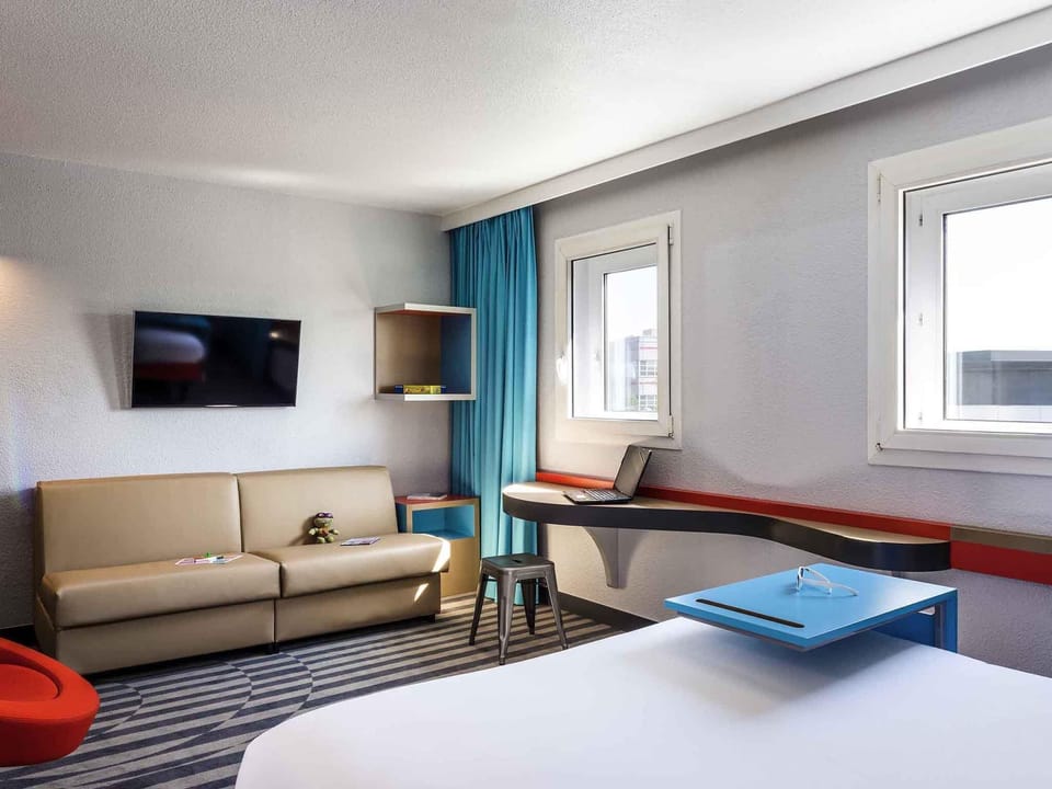 Premium bedding, desk, blackout drapes, soundproofing