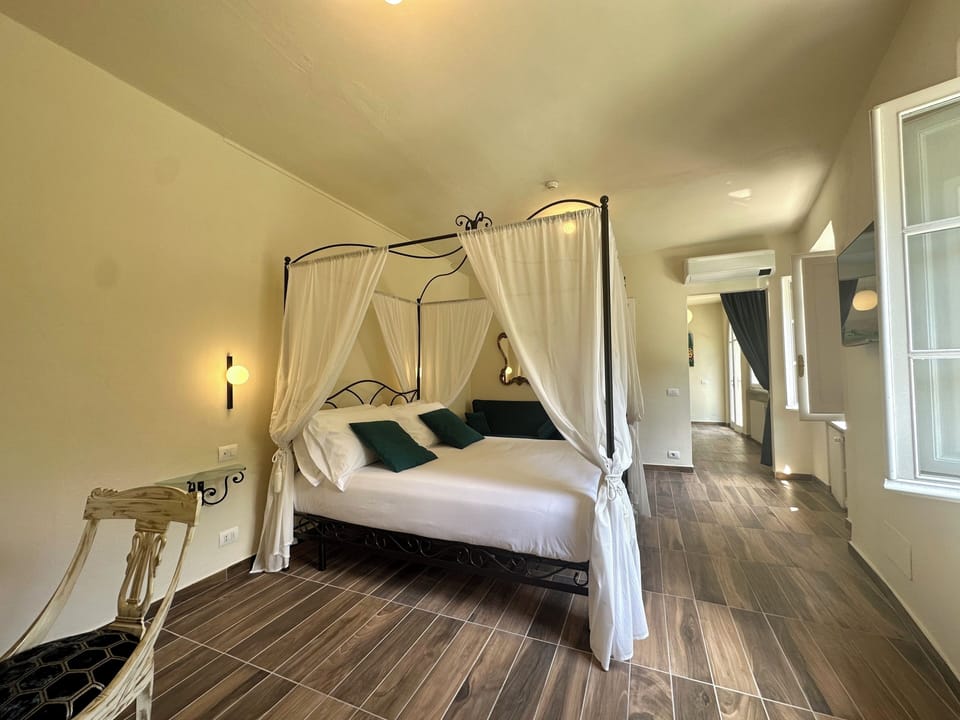 Suite, River View | In-room safe, desk, laptop workspace, blackout drapes