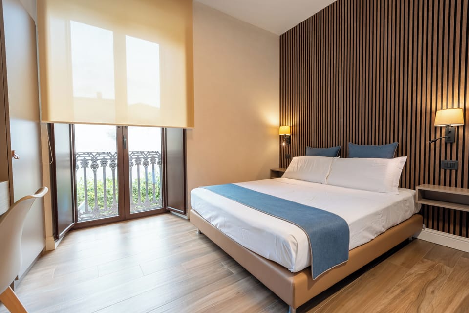 Classic Double Room | In-room safe, desk, laptop workspace, blackout drapes