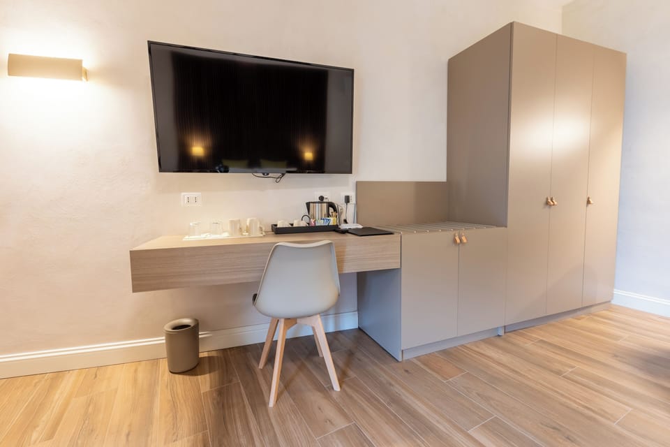 Deluxe Suite | In-room safe, desk, laptop workspace, blackout drapes