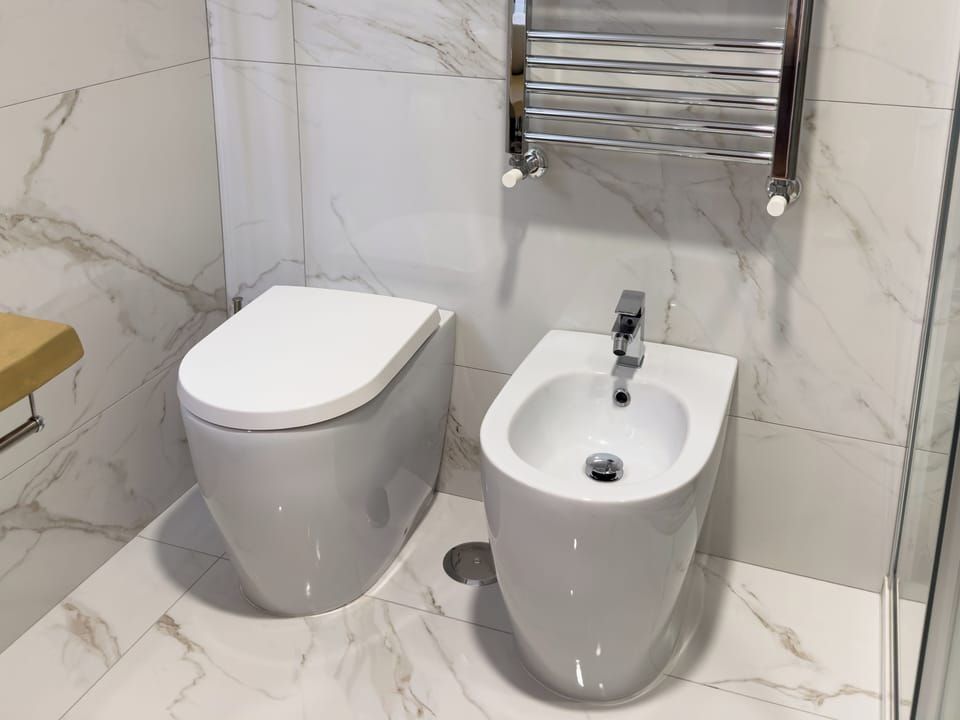 Comfort Double Room, Balcony | Bathroom | Shower, hair dryer, bidet, towels