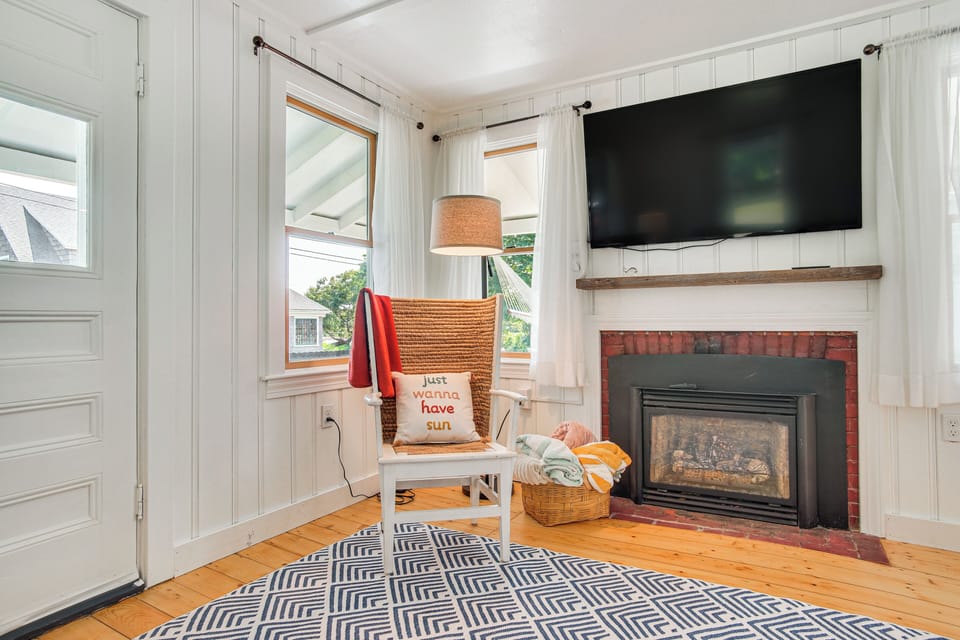 Walk to 2 Beaches! Group-friendly Pocasset Home Cottage in Pocasset