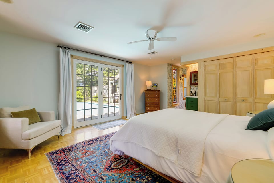 Shared Hot Tub: Historic Cottage, Walk to Elm Park Cottage in Worcester