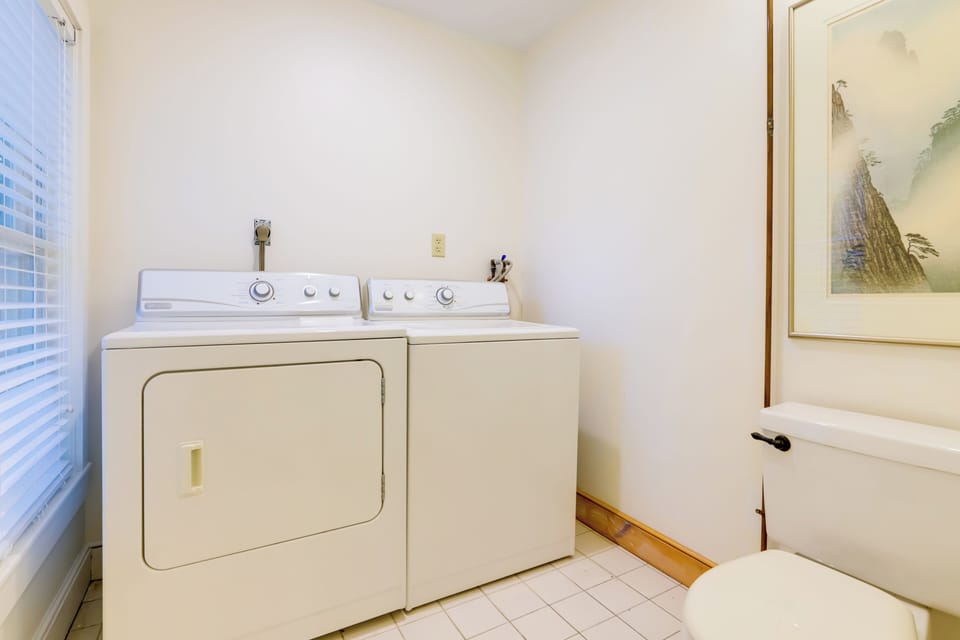 Shared Hot Tub: Historic Cottage, Walk to Elm Park Cottage in Worcester